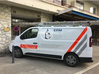 Camionnette ERM Chauffage devant l'agence de Pessac
